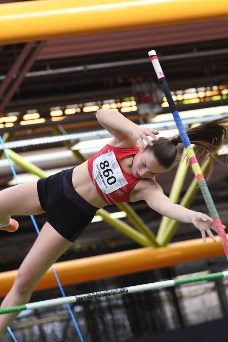 Emma Wittmann holt Gold im Stabhochsprung