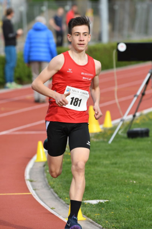 Simon Kürzinger pulverisiert 1000 m Bestzeit